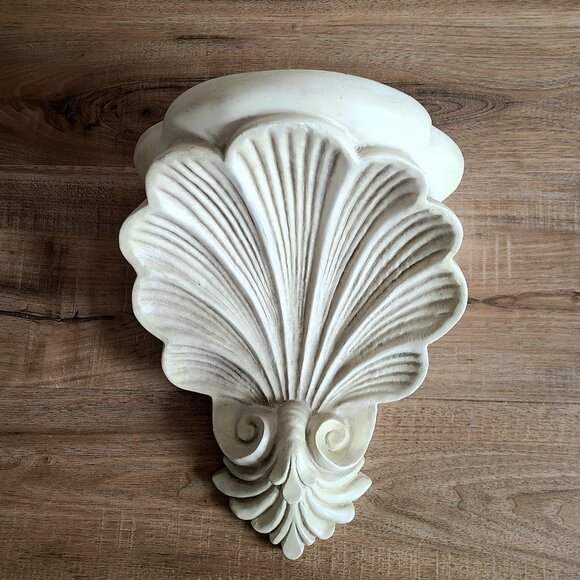 Large shell shape wall shelf. - Picture 1 of 5